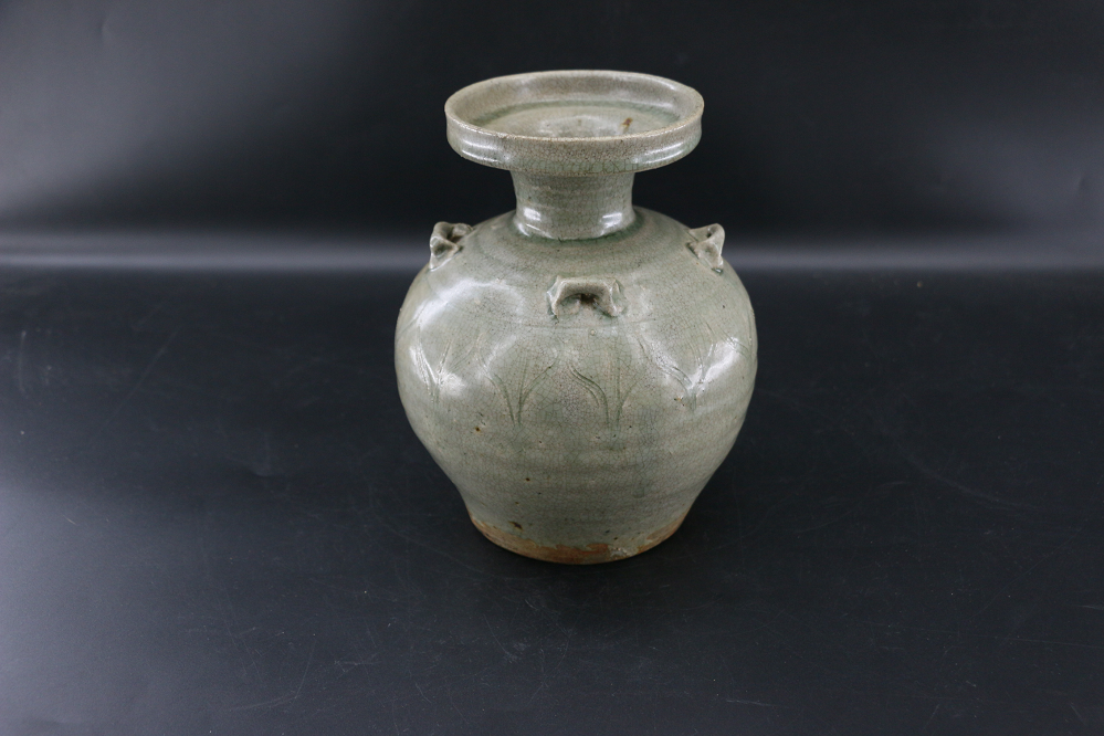 宋 越窑四系盘口罐"鸡首壶"的名称得自于壶嘴流部的鸡首形装饰,是西晋