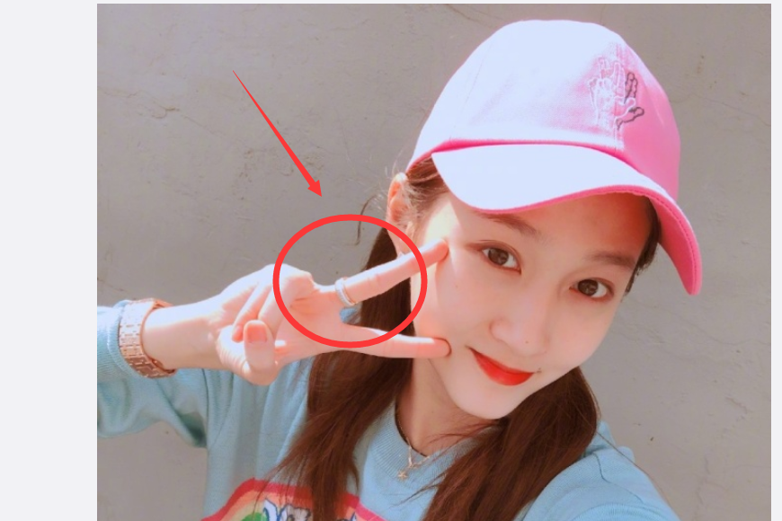 关晓彤发文,超大闪亮戒指十分抢镜,网友:这是暗示鹿晗送的吗?