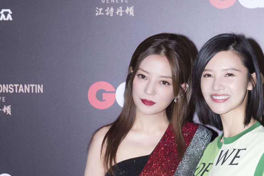 赵薇半裸肩亮片裙装出席gq年度盛典 与杨子姗成最佳cp组合