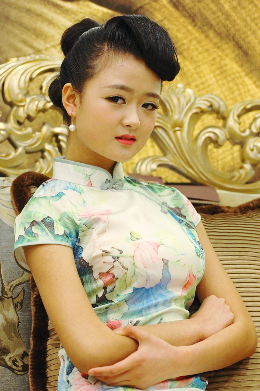 有着中式特色风情的靓丽旗袍女子