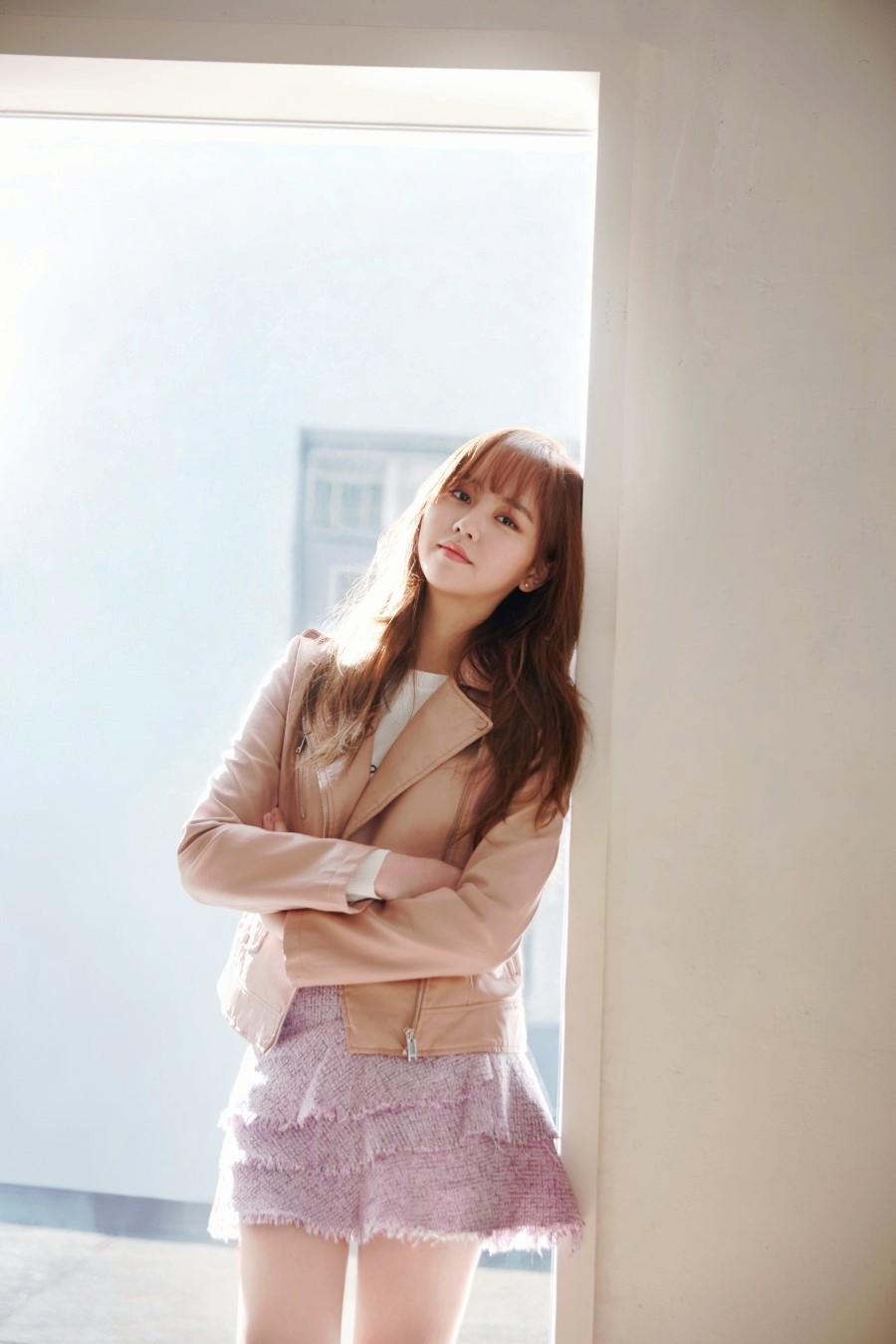 一个长发飘逸的现代都市时尚小妹!