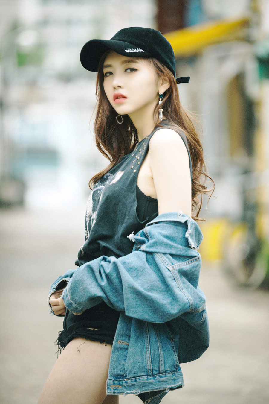 一个依偎在都市街头的现代时尚丽人|人像|都市|美女_新浪新闻