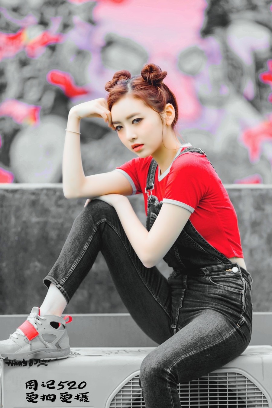 一个依偎在都市街头的现代时尚丽人