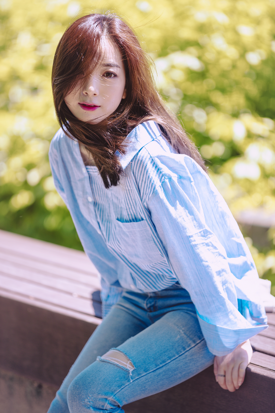 一个青春美丽笑容怡人的长发姑娘