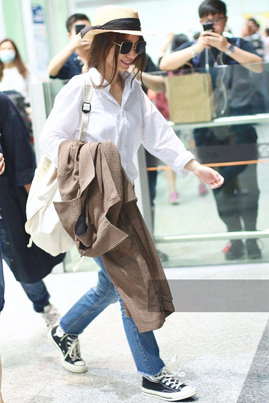 田馥甄穿白色衬衫搭配牛仔裤现身 墨镜遮面秀发飘逸低头赶路