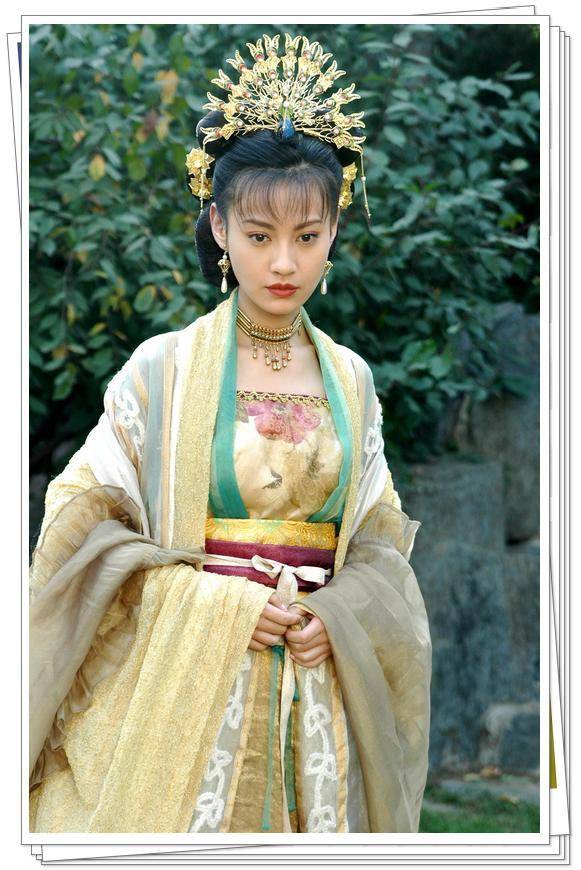 当38岁"江玉燕"脱下古装,换上现代装,网友直呼:美炸了!