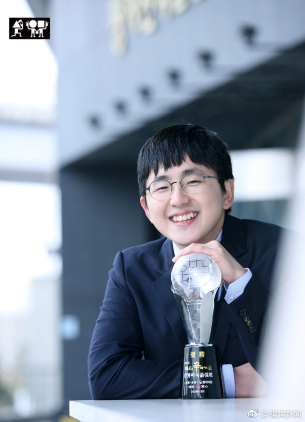 因为帮助韩国队重夺农心杯冠军,韩国棋手金志锡登上4月的月刊《围棋