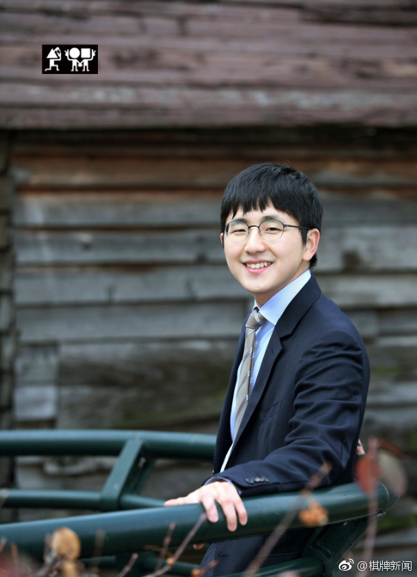 因为帮助韩国队重夺农心杯冠军,韩国棋手金志锡登上4月的月刊《围棋