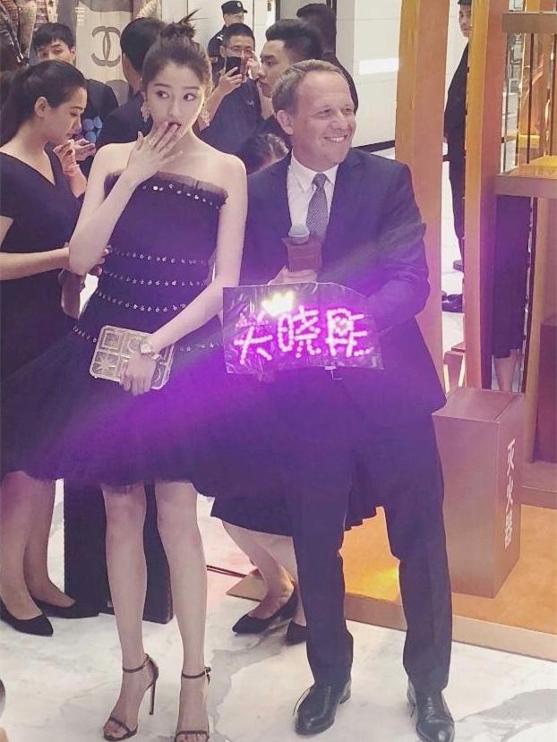关晓彤抹胸薄纱裙秀长腿,蜂巢耳环更抢镜,未修图也能美成仙!
