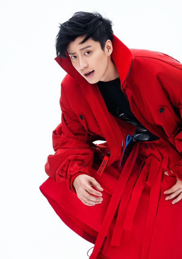 乔任梁施展"侧颜杀"气场高冷 红衣似火潮范儿十足