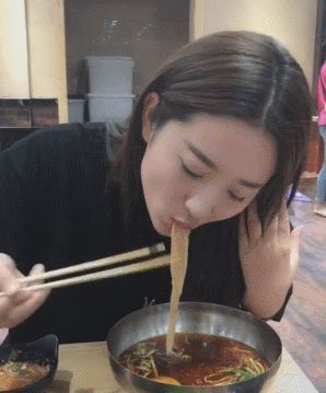 搞笑gif:女朋友说咱们一人一半,我先吃|女朋友|姑娘|理发师_新浪新闻