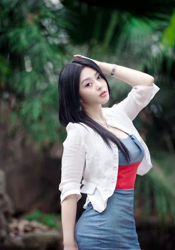 镜头下一个笑容怡人的微胖可爱女人