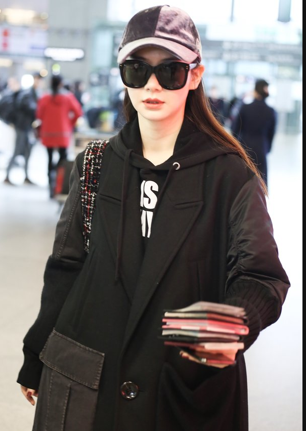 戚薇身黑色拼接大衣搭配连帽卫衣现身机场 面戴黑超酷气十足