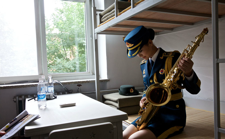 实拍军乐团女兵的风采,个个气质高雅,最后那张,有说有笑|军乐团|女兵