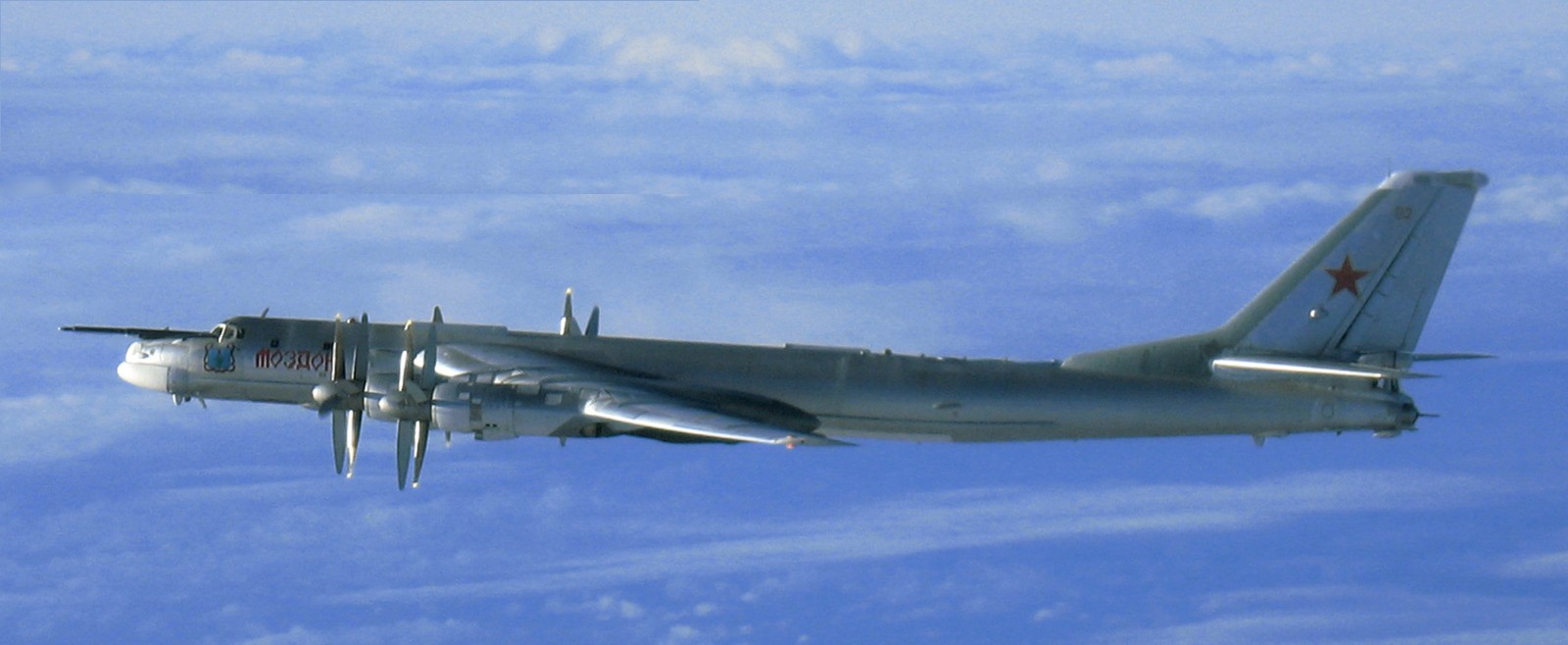苏联俄罗斯图95熊式轰炸机虽是涡桨的但是航程远仍在使用中