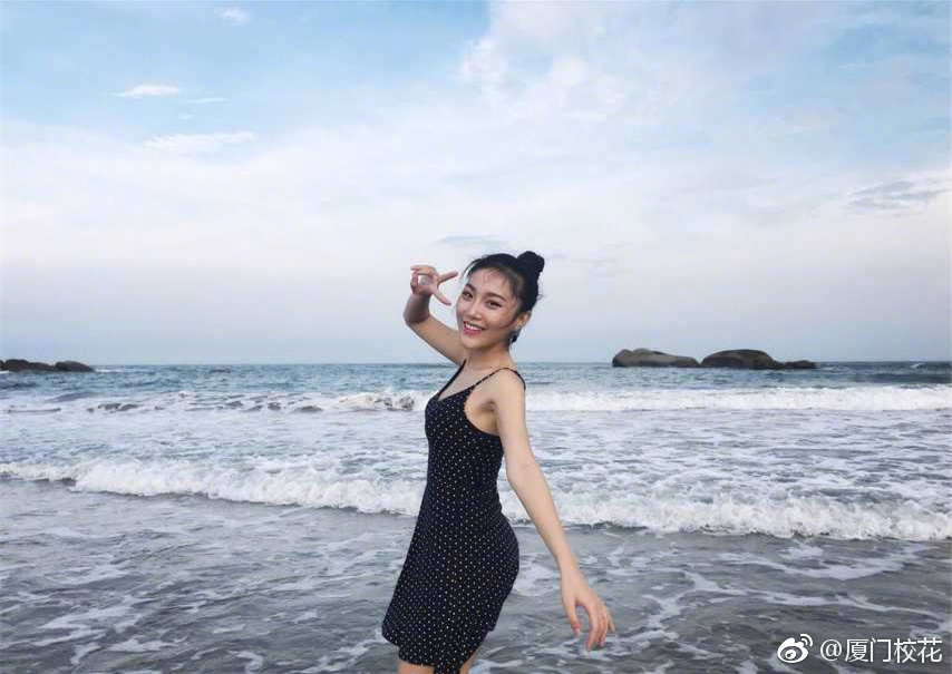 她叫刘雨萌98年就读于厦门大学法学院身高165cm双子座
