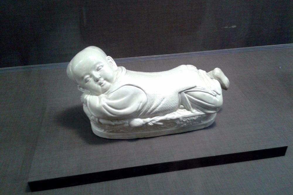 台北故宫博物院,可爱孩儿枕,没忍住偷拍