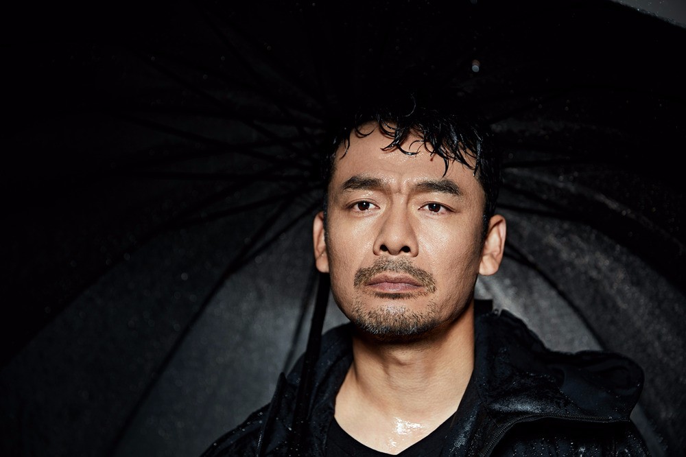 宋佳伦雨中大片曝光 演绎忧伤孤独行者(组图)