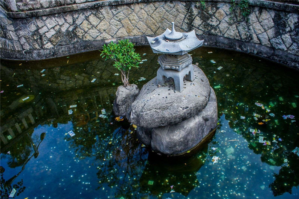 只要心里有愿望,哪里都是许愿池,就服最后那位老太婆!