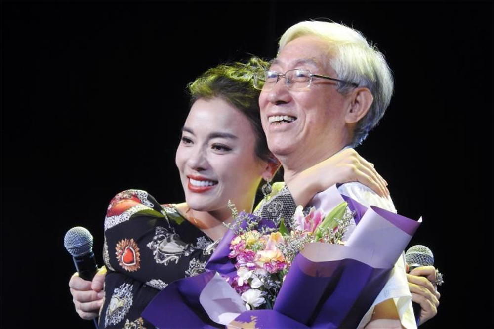 于丽红,杨学进等人,还有他的弟子陈思思,任妙音,和军旅歌唱家黄华丽
