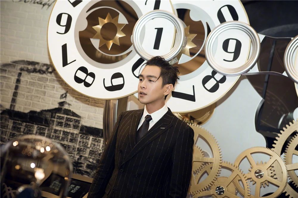 张若昀一袭条纹西装现身,扎起小辫"痞性"十足