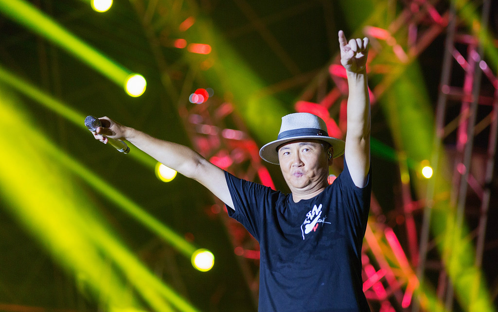 孙楠出席某音乐节闭幕式 现场万名观众齐挥国