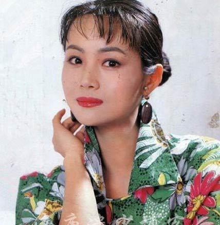 年轻时美得惊艳,因散步被导演相中,出演富察夫人没人认出!