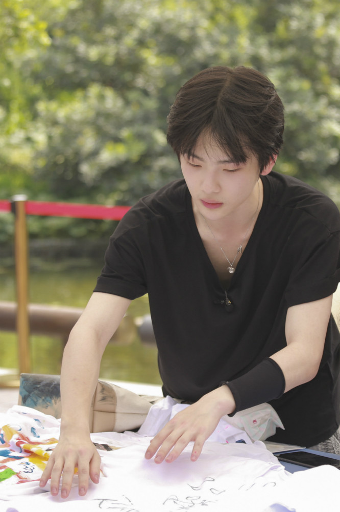 北鼻3周震南调皮升级 暖心义卖获称"金牌销售"|言承旭|义卖|放开我