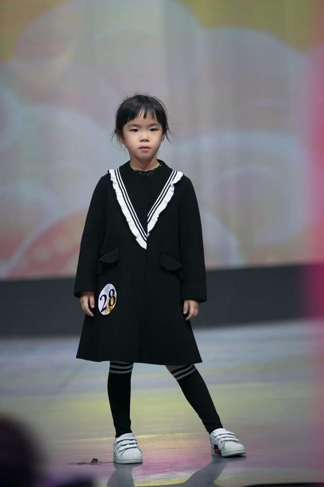 女儿黄芊玲参加走秀比赛 黄奕低调助阵