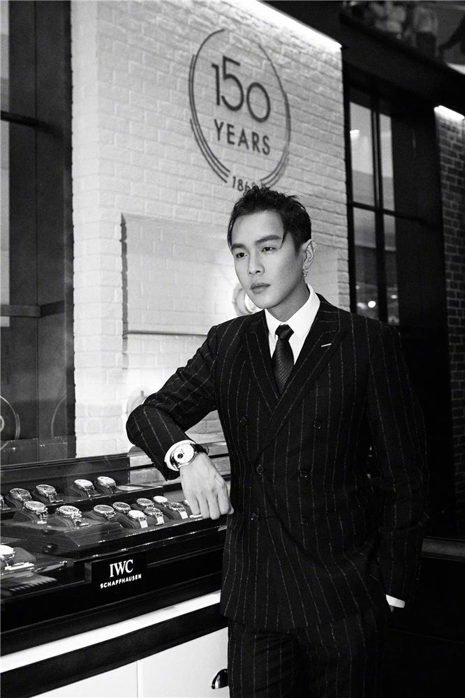 张若昀一袭条纹西装现身,扎起小辫"痞性"十足