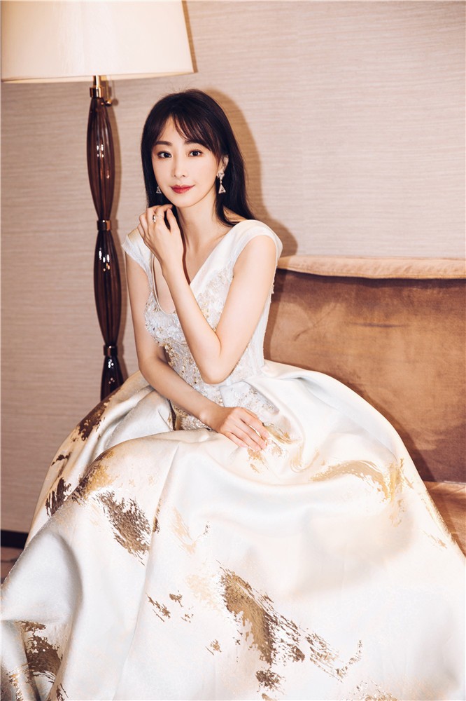 林静身着抹胸长裙,肤白胜雪美出新高度