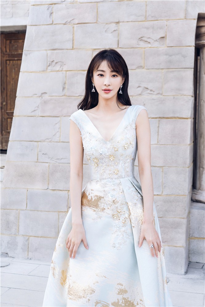 林静身着抹胸长裙,肤白胜雪美出新高度
