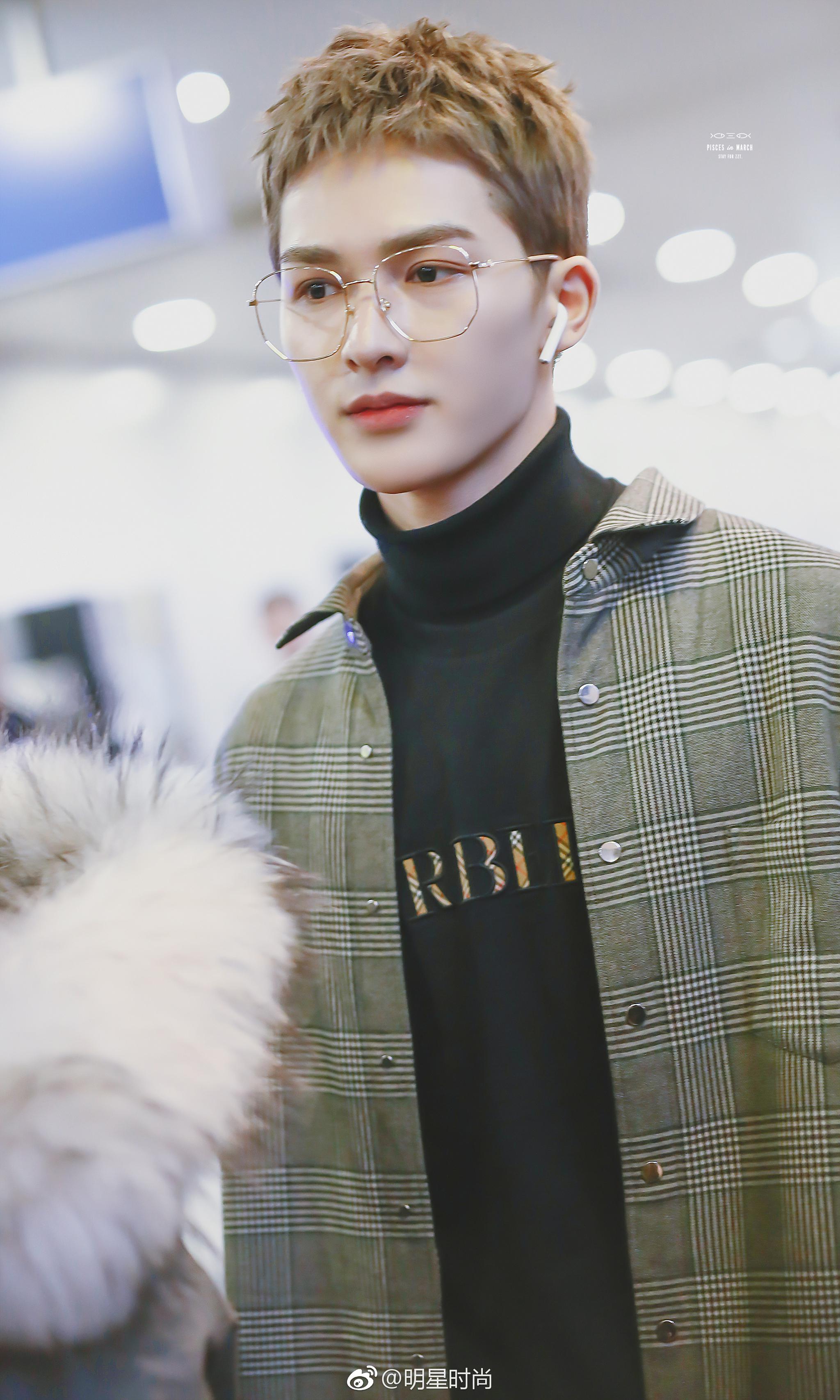 11月15日,朱正廷现身北京机场,格纹外套高领毛衣金丝眼镜