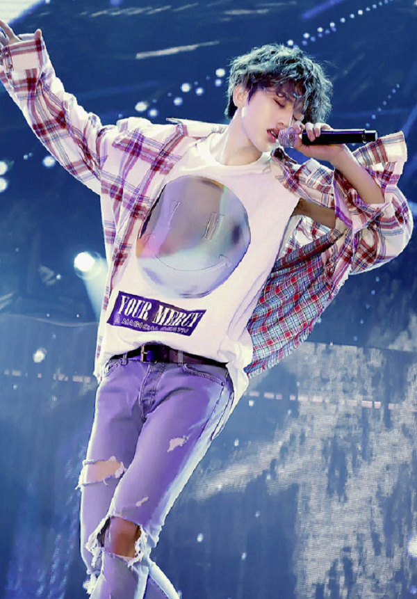 蔡徐坤跳舞瞬间的抓拍照,张张帅气有范,看后让你免疫力尽失