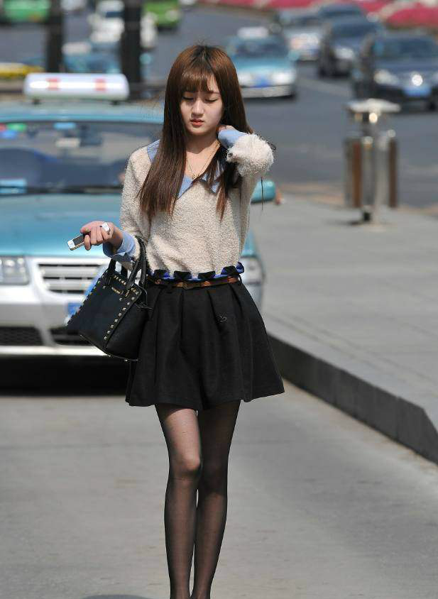 河南街拍不愧是美女之城图1一定要把滑板倾斜后再看