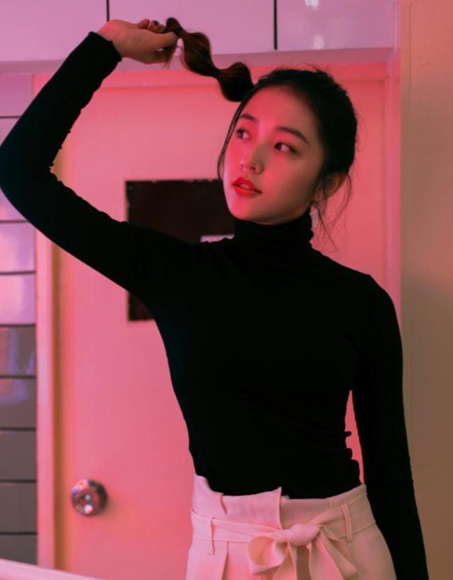 陈昊蓝天生一张明星脸,穿件黑色毛衣都很优雅,气质好就是任性!