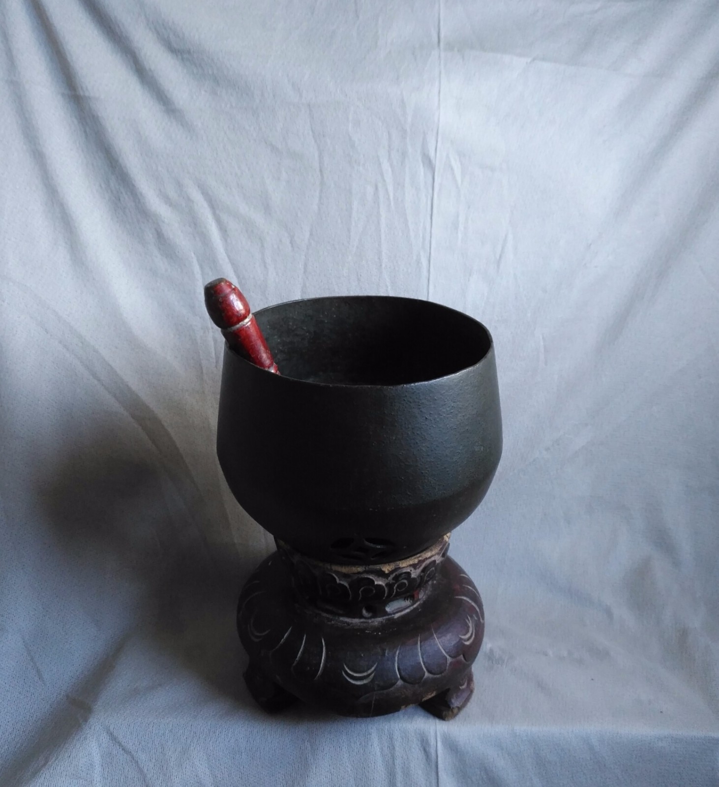 "磬"字象是人用手持小木槌击磬的形象,磬字本义是上古时期的一种乐器