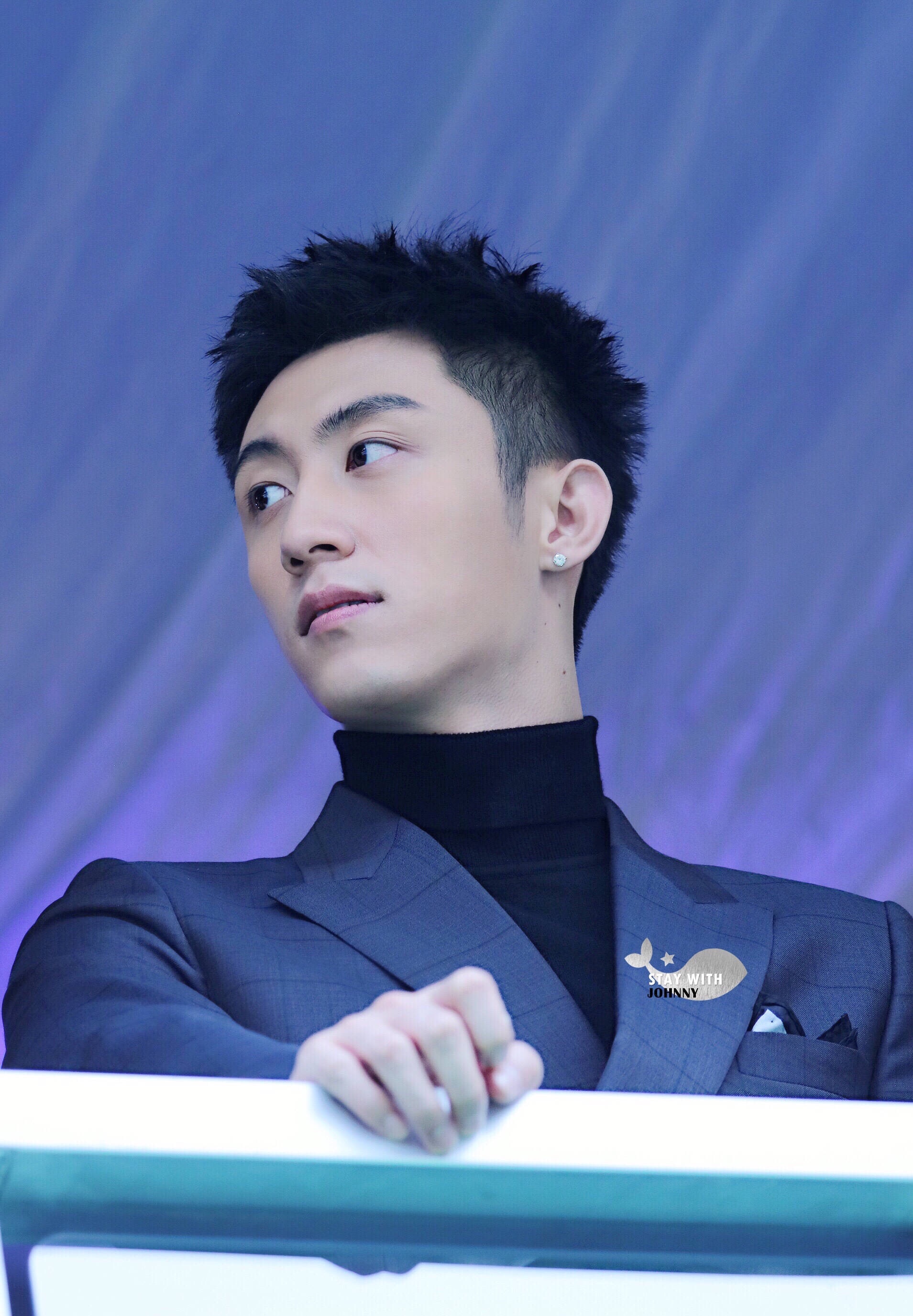 黄景瑜正装杀,满脸笑意的牵着马儿,举止投足散发迷人魅力