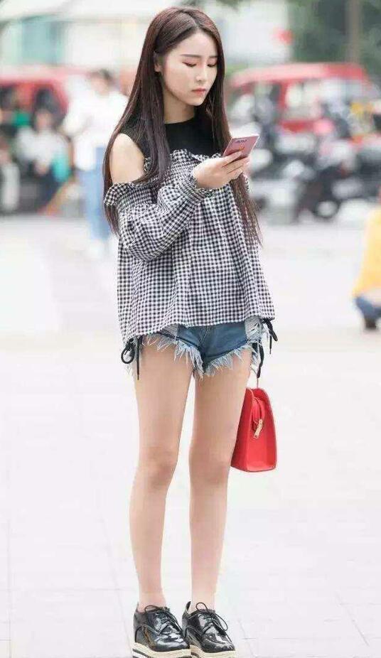 牛仔短裤更能突显美女曼妙身材,展现迷人的女人味