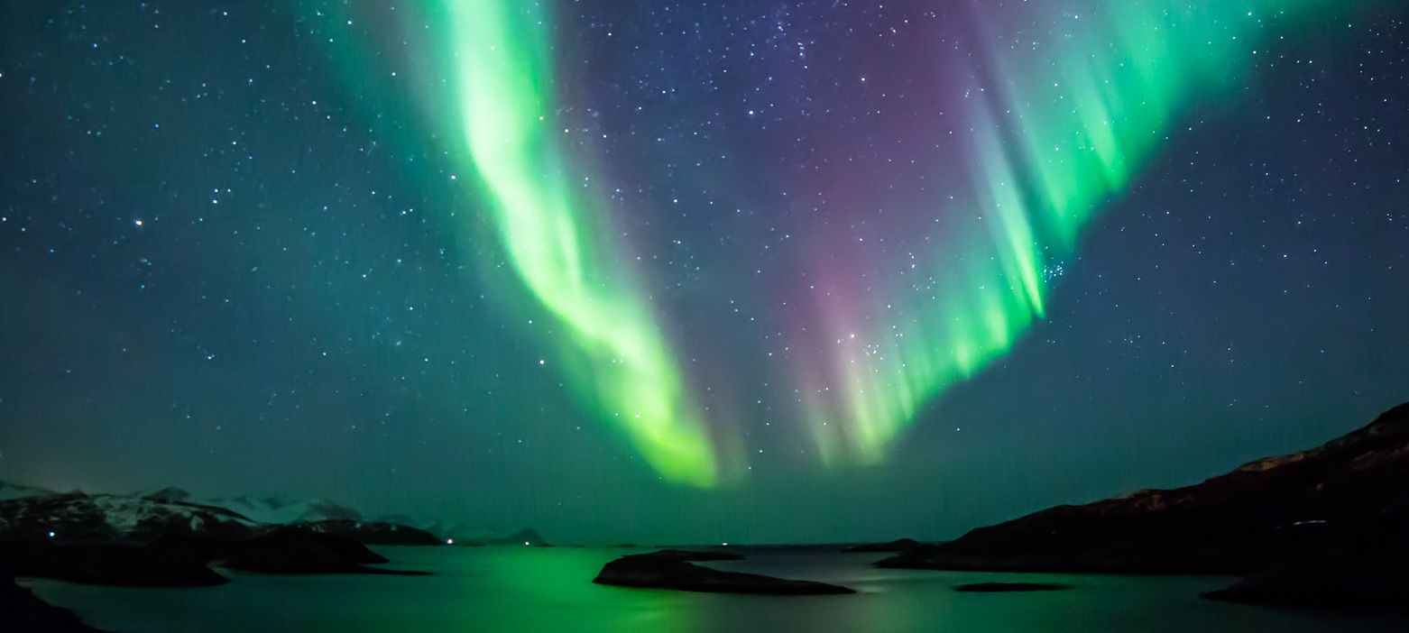 两极地区美丽而壮观的极光是如何产生的?一切都和太阳有关