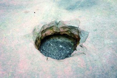 浙江金华万佛塔出现大坑,值班哨兵无意掉进坑里,发现隐藏地宫