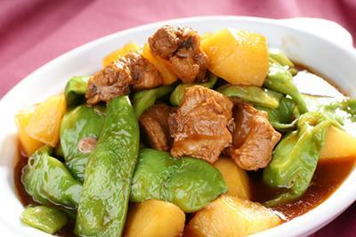 用料:土豆,豆角,姜,蒜,葱,酱油,盐,味精,油,清水做法:豆角摘干净,清洗