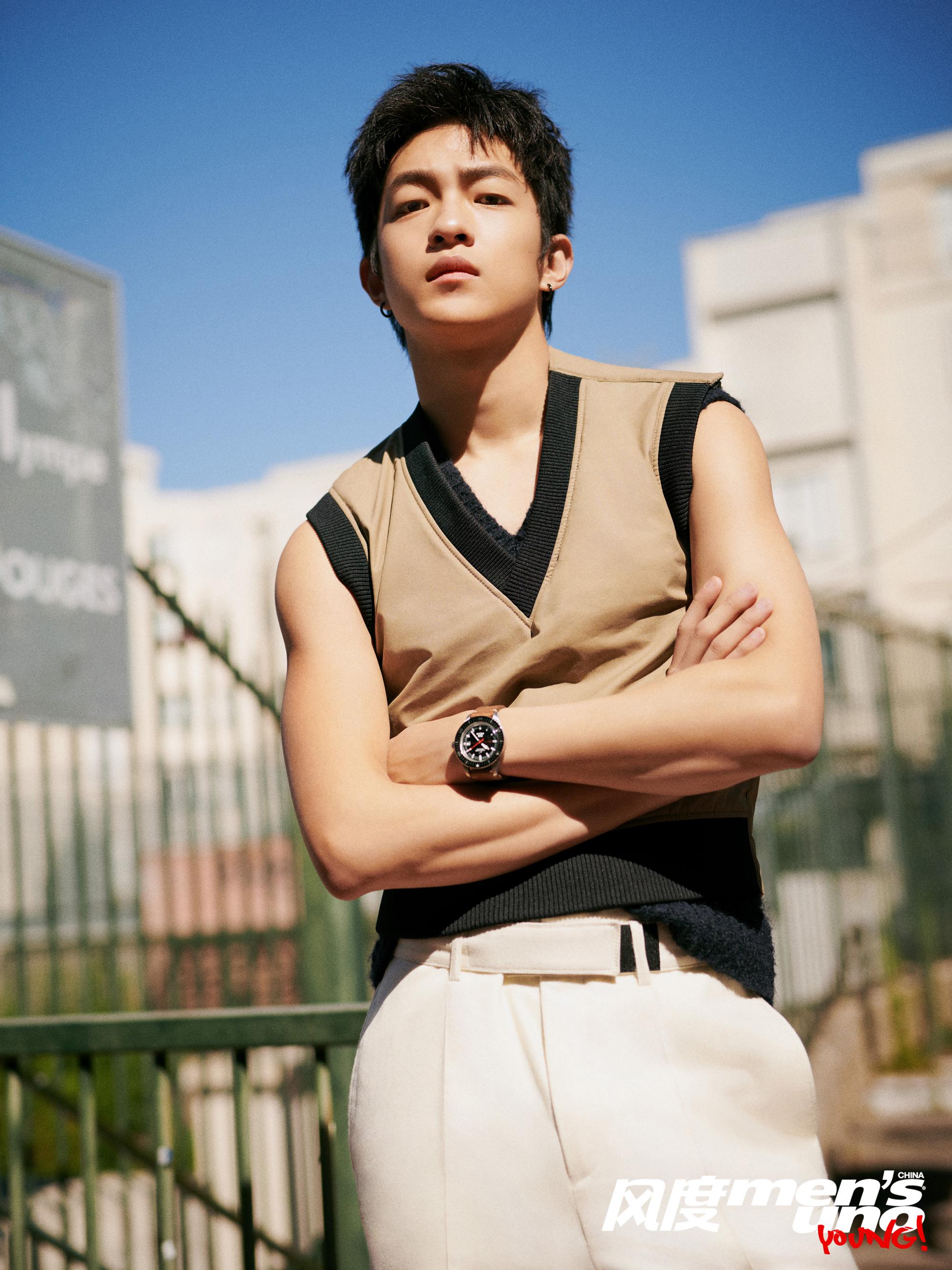 登上风度mensunoyoung10月号杂志封面的屈楚萧