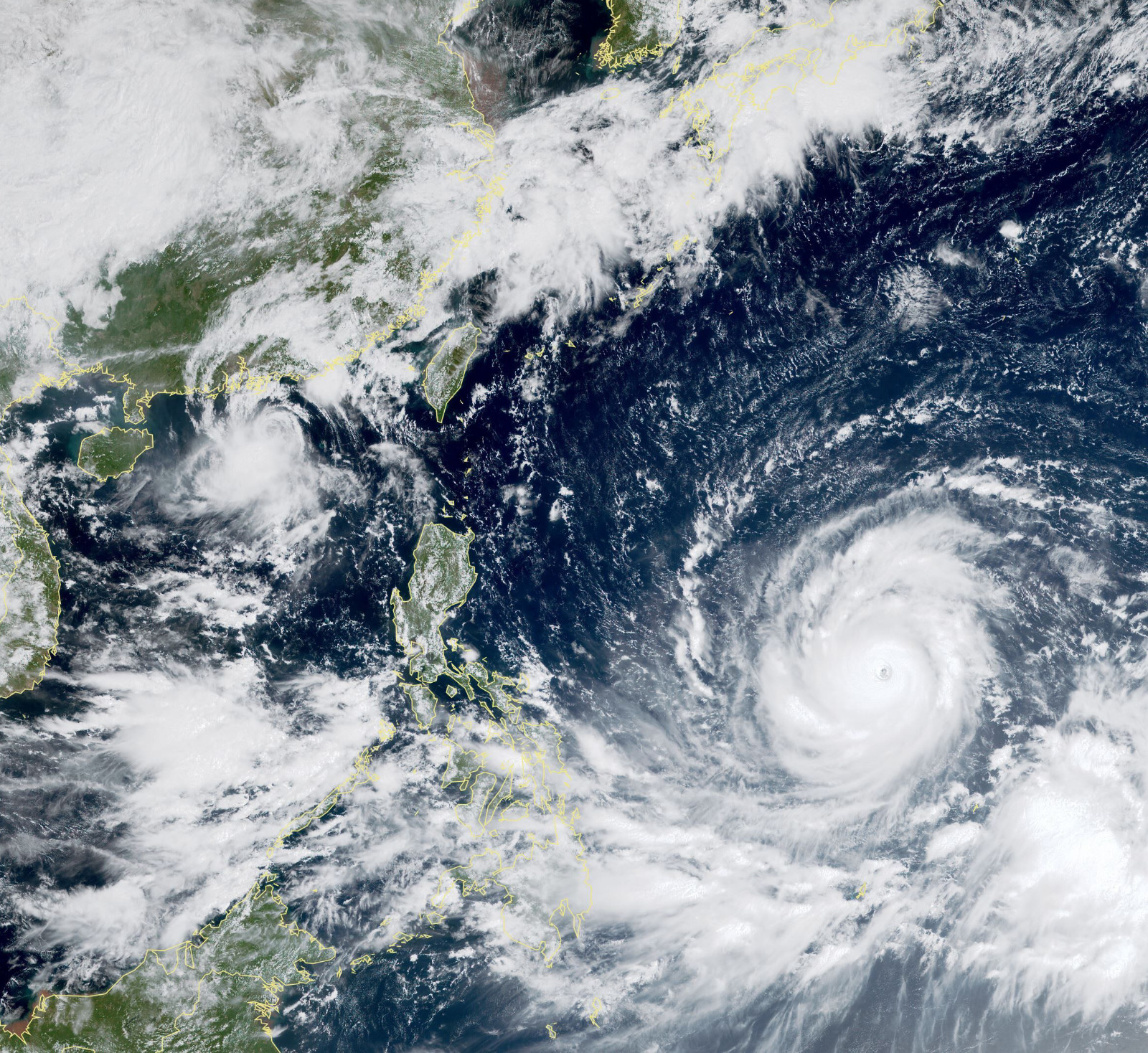 台风山竹巨大风眼出现,日本气象厅:已压过飞燕成2018年"风王"