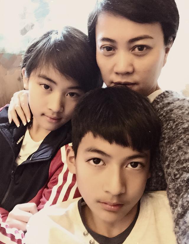 景岗山全家生活照曝出 儿子帅气女儿大长腿抢镜