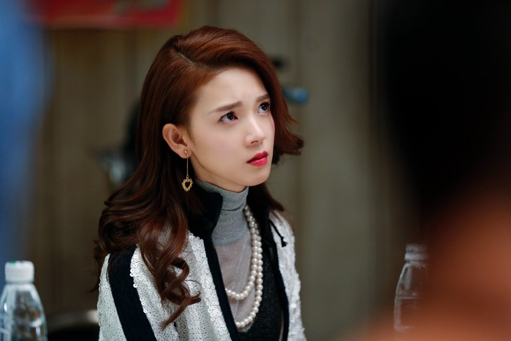 两幅面孔?陈瑶《橙红年代》霸总变迷妹!成全放手成追星典范