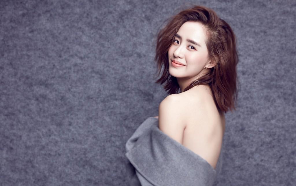 王智盈目迷人肌肤透亮 即使素颜也毫无畏惧