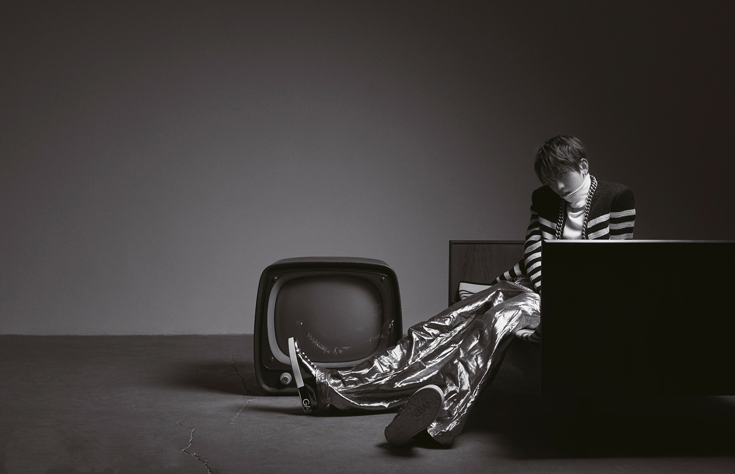 蔡徐坤此次在造型上进行了突破性的尝试,并联手摄影师许闯,以黑白基调