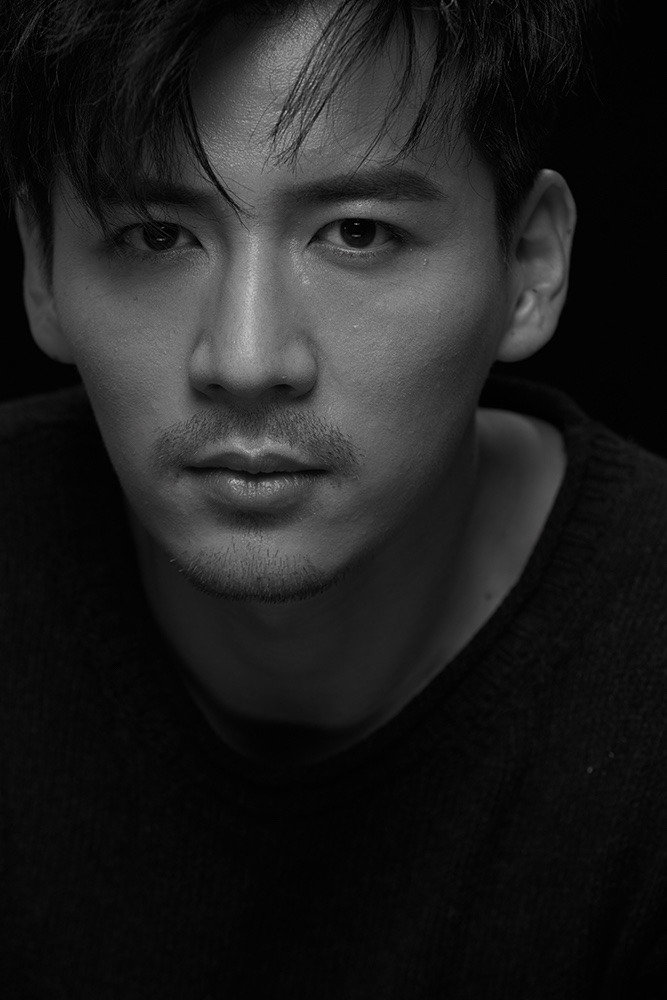 魏千翔最新写真曝光 画风冷峻现眼神杀_新浪看点