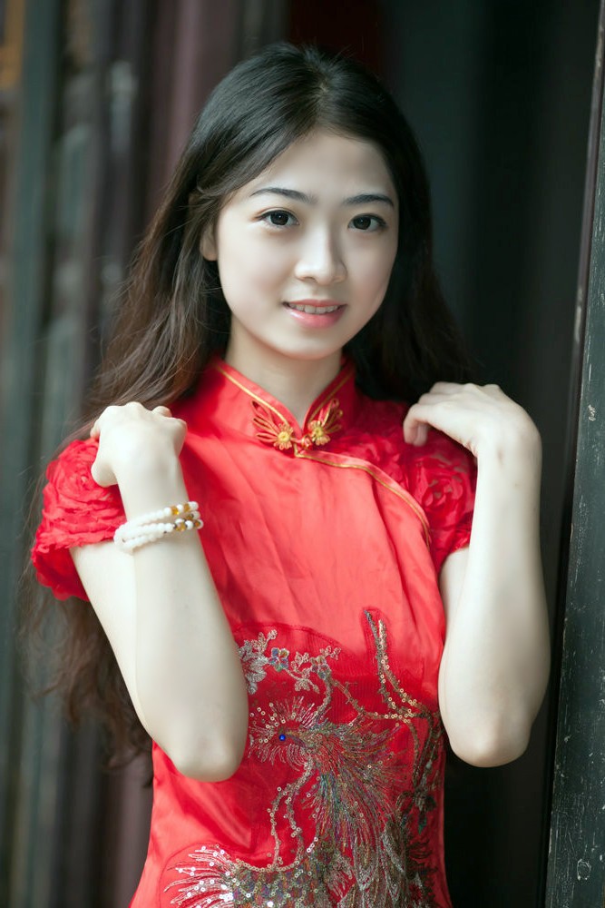 一个带有民族古韵特色的旗袍美女